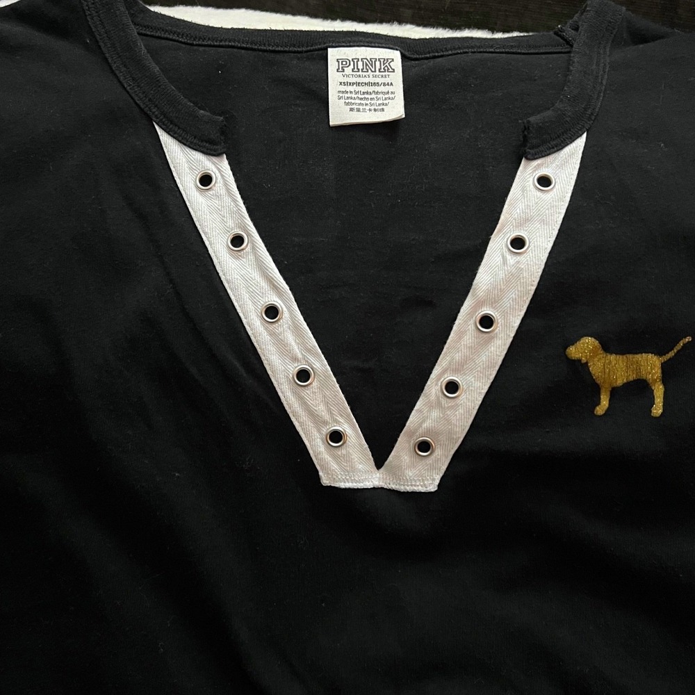 PINK Victoria's Secret Black V-Neck Grommet Graphic Tee Gold Glitter Dog - Picture 7 of 7